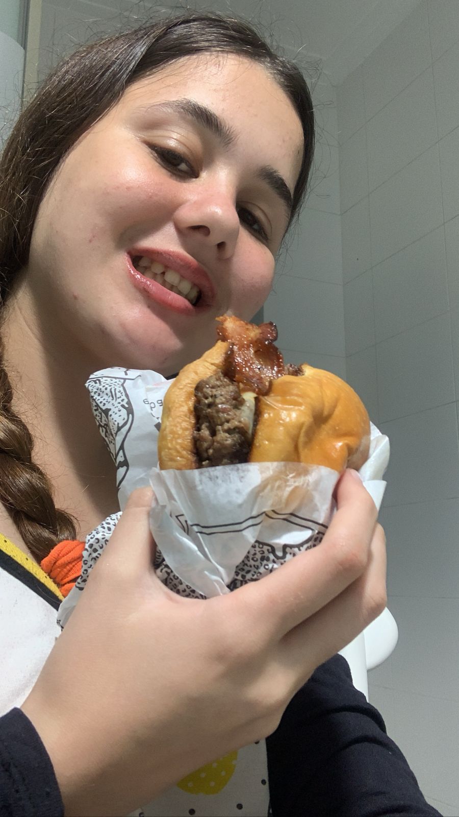 Ester feliz com um hambúrguer